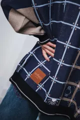 Cárdigan con espíritu vintage y mix de texturas, tejido en jacquard, con bolsillos frontales contrastantes, botones grandes, bordado a mano en manga y etiqueta de cuero con logo Anthea en la parte trasera.