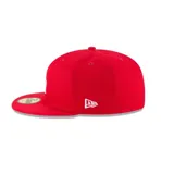 Gorro New Era color rojo con el logo de los Dodgers bordado en blanco en el frente y el logo de la MLB bordado en blanco en el lateral.