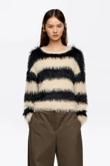 Jersey de manga larga con textura de pelo sintético, cuello redondo y corte recto.