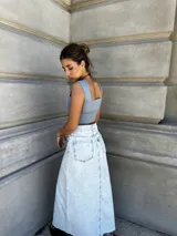 Top corto color lila con escote cuadrado y breteles anchos.