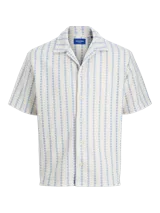 Camisa de manga corta estilo resort, confeccionada en tejido jersey de punto con diseño de rayas verticales en tonos crudo y azul. Presenta cuello camisero y cierre frontal con botones.