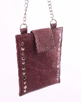 Porta celular de cuero natural color bordó, con diseño rectangular y solapa de cierre. Presenta detalles de tachas metálicas plateadas en los laterales y correa de cadena metálica.