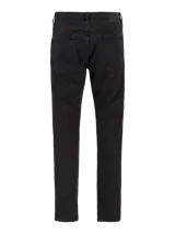 Jean negro de tiro alto, corte tapered, cinco bolsillos y cierre con botón.
