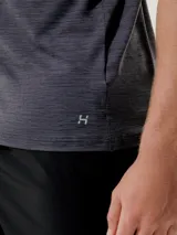 Musculosa deportiva gris con cuello redondo y sisas anchas.