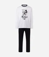 Pijama largo compuesto por una remera de manga larga blanca con cuello redondo en contraste y estampa frontal de Mickey Mouse, y un pantalón largo liso de color negro con cintura elástica.