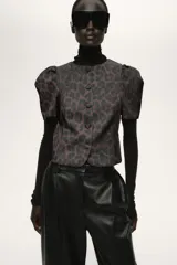 Blusa de sarga con estampado de leopardo, ajuste entallado, escote redondo, botones forrados frontales y mangas cortas abullonadas con pliegues en los hombros.
