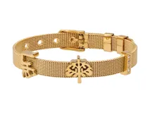Pulsera dorada de acero con malla metálica, cierre de hebilla ajustable y dijes colgantes: árbol de la vida, letras formando la palabra "life" y barra con circonitas.