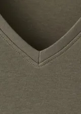 Camiseta verde militar de manga corta, con cuello en V y diseño de corte recto.