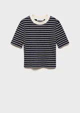 Camiseta de manga corta con diseño a rayas horizontales en azul marino y blanco. Presenta cuello redondo con ribete en contraste color crema y corte ajustado al cuerpo.