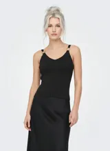 Top de punto acanalado negro, con escote en V y tirantes finos adornados con hebillas metálicas doradas.