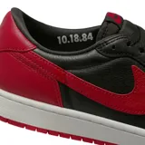 Championes Nike Air Jordan 1 Retro Low, modelo Banned, con diseño en color negro y detalles en rojo, perfil bajo y suela de goma.