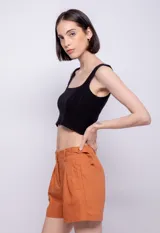 Short negro de lino y viscosa, corte holgado, con presillas, pinzas, bolsillos laterales y cierre con botón.