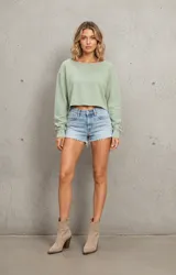 Top de manga larga en color verde menta, con diseño cropped y cuello redondo.