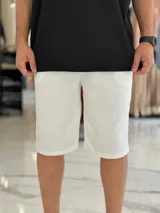 Bermuda deportiva blanca de corte baggy, estilo jogging, con diseño holgado y cómodo.