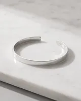 Esclava abierta de plata 925, de diseño liso y acabado brillante con perfil plano.