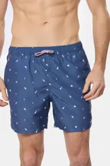 Short de baño azul con estampado de veleros blancos, cintura elástica con cordón ajustable, dos bolsillos laterales y suspensor de malla fina.