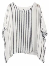 Blusa holgada de diseño poncho, color blanco con rayas verticales azul marino, escote redondo y mangas cortas amplias.