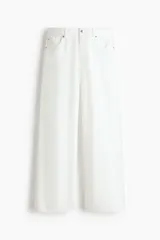 Jean de cinco bolsillos en denim rígido, de color blanco, con piernas amplias, corte holgado y cintura estándar con cierre y botón.