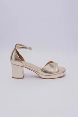 Sandalias negras de cuero con plataforma y taco ancho.