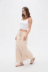 Musculosa crop de morley negro con tirantes finos, escote en V decorado con detalles de encaje y un pequeño lazo en el centro.