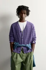 Cárdigan regular fit de punto tejido en hilatura de algodón, colaboración Fruit of the Loom x Zara. Presenta cuello en V, manga larga, cierre frontal con botones oscuros y efecto lavado. Cuenta con acabados en rib y parche de la marca en el bajo.