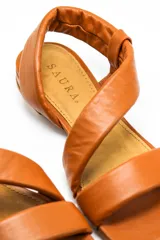 Sandalias chatas negras de cuero vacuno con punta cuadrada y tiras anchas.