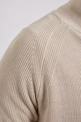 Cardigan azul de tejido de punto con cierre frontal y cuello alto.