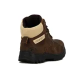 Bota acordonada color marrón con suela negra y detalles en beige.