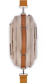 Bandolera de nylon color tostado de formato compacto y estructurado, con asa de mano superior y correa larga desmontable y regulable. Cuenta con cierre principal, bolsillo frontal con cierre bajo solapa y bolsillo trasero con cierre.