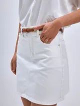 Minifalda blanca de denim con bolsillos delanteros y traseros.