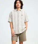 Bermuda masculina de sarga texturizada en color negro, con cintura elástica y ajuste mediante cordón. Presenta un corte regular, bolsillos laterales y un bolsillo trasero aplicado.