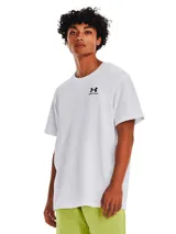 Remera de manga corta Under Armour, color blanco, con cuello redondo acanalado y logo de la marca estampado en pequeño en el pecho.
