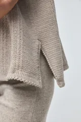 Chaleco tejido de punto con silueta cuadrada y escote a la base, de diseño minimalista y estructura holgada.