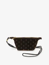 Cartera pequeña estilo monedero de gamuza marrón, con formato bandolera y cierre superior dorado. Presenta tachas metálicas doradas distribuidas en el frente y correa fina de cuero.
