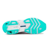 Championes de running Diadora Mythos Blushield Volo 3 W, color blanco y gris con detalles en negro y turquesa. Cuentan con suela de goma y tecnología Blushield.