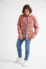 Camisa de viyela a cuadros color ladrillo, azul y blanco, de corte slim fit, manga larga, con bolsillo en el pecho y logo bordado.