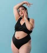 Traje de baño enterizo negro con escote halter y abertura en la zona abdominal.