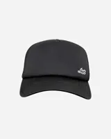 Gorro trucker negro con diseño clásico de paneles frontales de tela y parte trasera de red, con visera curva y pequeño logo estampado en el lateral.