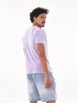 Remera de corte regular con cuello redondo y mangas cortas, confeccionada en tejido de algodón con efecto lavado.
