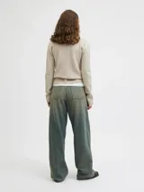 Sweater de punto color beige, con cuello polo y cierre frontal de tres botones, mangas largas con puños acanalados y diseño clásico.