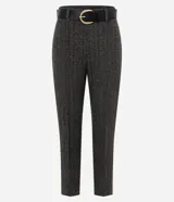 Pantalón cropped de corte ajustado y talle medio, color gris con patrón texturizado. Presenta piernas afuniladas, pliegues frontales planchados y viene con un cinturón negro de poliuretano con hebilla metálica dorada. Marca Cortelle.
