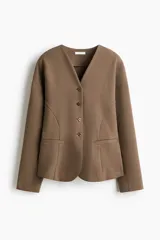 Blazer de punto grueso con escote en V, cierre frontal de botones y hombros caídos. Presenta costuras princesa en el delantero y bolsillos insertados decorativos.