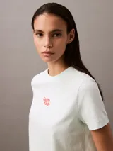 Remera de manga corta color celeste con logo Calvin Klein aterciopelado en el pecho y cuello redondo.