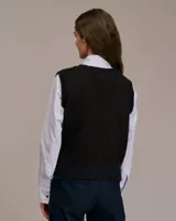 Chaleco de punto con patrón de rombos en tonos beige, marrón y azul marino.