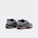 Championes de running para hombre, modelo Hispalis 2312, color gris con detalles en negro y naranja. Presentan un corte de malla transpirable con refuerzos sintéticos y tecnología FULL DUAL PULSOR en la mediasuela con amortiguación de gel en el talón.