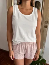Pijama compuesto por una musculosa de corte nadador color blanco y un short rosado con estampado animal print.
