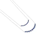 Gargantilla doble de plata con líneas de circonias azules redondas.