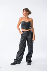 Top negro estilo corset, sin mangas y con escote recto.