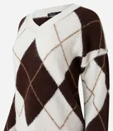 Suéter de punto con diseño de cuadros argyle en tonos marrón y crema, cuello en V y mangas largas con sisa caída.