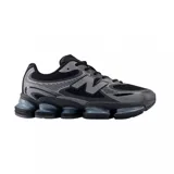 Championes urbanos New Balance modelo Abzorb 2000, color negro con detalles en gris oscuro. Presentan un diseño técnico con malla transpirable, superposiciones sintéticas y una suela con tecnología de amortiguación visible en toda su extensión.